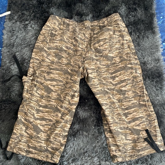 Camo print cropped cargo-style pants - Picture 11 of 16